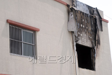 28일 오전 화재가 발생한 전남 장성군 삼계면 효사랑요양병원 별관 건물 2층 다용도실에서 발생한 화재로 간호사 1명과 치매 노인 환자 등 21명이 숨지고 7명이 중경상을 입었다. 사진은 입원실 창문마다 설치된 철제 창살.