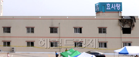 28일 오전 화재가 발생한 전남 장성군 삼계면 효사랑요양병원 별관 건물 2층 다용도실에서 발생한 화재로 간호사 1명과 치매 노인 환자 등 21명이 숨지고 7명이 중경상을 입었다. 사진은 입원실 창문마다 설치된 철제 창살.