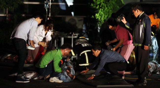 Emergency services personnel and hospital officials respond to a fire at a hospital in Jangseong, South Jeolla Province, Wednesday.   Yonhap
