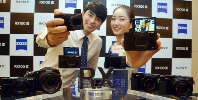 소니코리아는 28일 서울 소공동 웨스틴조선호텔 그랜드볼룸에서 하이엔드 카메라 RX100III를 국내에서 처음으로 공개했다. RX100III 카메라는 24-70mm 구간을 F1.8-2.8의 밝은 조리개로 지원하는 칼자이스 바리오 조나 T렌즈, 칼자이스 T 전자식 뷰파인더, 180도 틸드 LCD 등을 갖추고 있다.