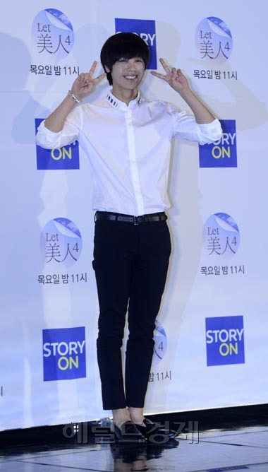 미르(방철용/가수/엠블랙)
스토리온 ‘렛미인4’ 기자간담회가 28일 오후 서울 마포구 상암동 CJ E&M센터에서 열린 가운데 기자간담회에 참석한 미르가 포토타임을 가지고 있다.