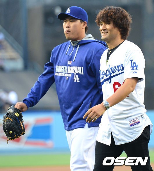 코리안 특급’ 박찬호(41)의 시구에 ‘몬스터’ 류현진(27·LA 다저스)이 포수로 나서 화제를 모았다.
28일(한국시각) 미국 캘리포니아주 로스앤젤레스 다저스타디움에서 열린 ‘2014 메이저리그’ LA 다저스와 신시내티 레즈의 경기 시작전 ‘코리아 나잇(Korea Night)’ 행사에서 박찬호가 시구를 던졌다.
박찬호는 마운드 위에 올라 포수로 변신한 류현진에게 시구를 했다.
특히 두 사람은 시구를 마친 뒤 뜨거운 포옹을 나누며 감동을 선사했다.