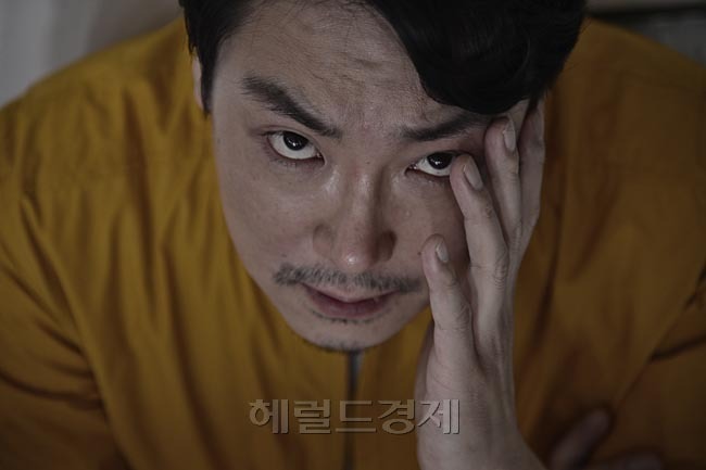 조진웅(조원준/영화배우/탤런트/사람엔터테인먼트)
영화 ‘끝까지 간다’(김성훈 감독)에서 형사 박창민 역을 맡은 배우 조진웅이 28일 오후 서울 삼청동 카페에서 인터뷰전 사진촬영을 위해 포즈를 취하고 있다.