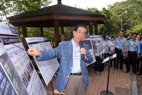 박원순(서울시장/변호사/서울특별시시장)
박원순 새정치민주연합 서울시장후보가 29일 오전 서울 종로구 창신동 성곽공원에서 숭인지역맞춤형 도시재생 계획을 밝히고 있다.