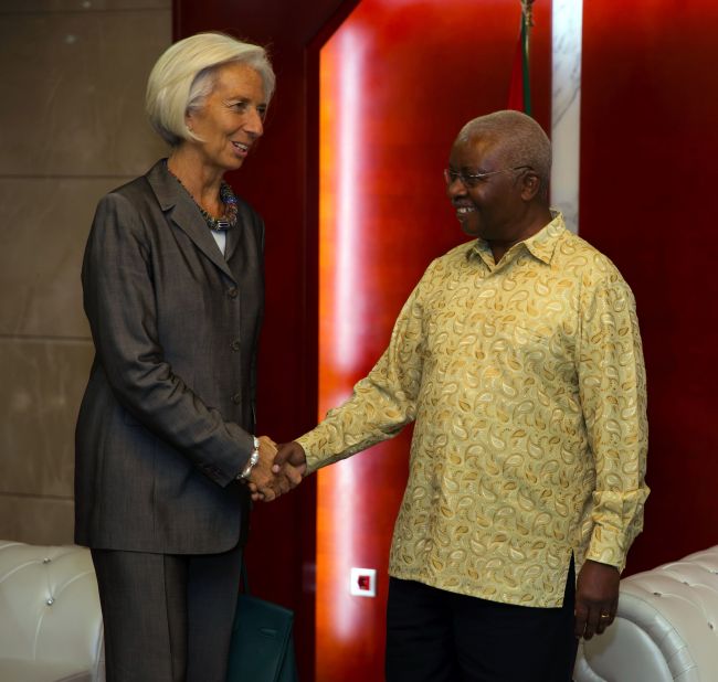 IMF Managing Director Christine Lagarde (left) greets Mozambique’s President Armando Guebuza at the Presidential Palace in Maputo, Mozambique, Wednesday.   AFP-Yonhap