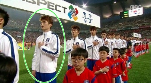 ▲기성용 왼손 경례 (사진=MBC 방송캡처)