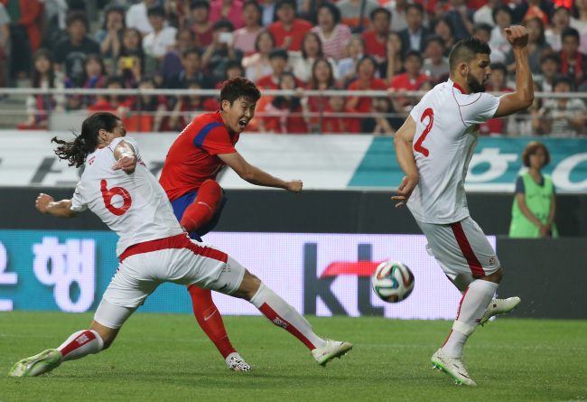 Korea’s Son Heung-min attempts a shot on goal against Tunisia on Wednesday night.   Yonhap