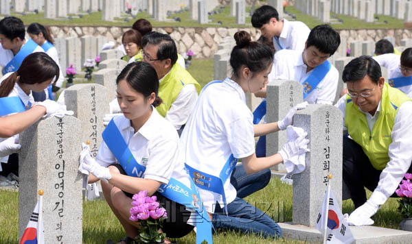 6월 호국의달을 앞두고 농협의 대학생 홍보대사인 ‘NH 영 서포터즈’와 농협임직원들이 29일 오전 서울 동작동 국립서울현충원을 찾아 헌화와 모역 정화활동을 펼치고 있다.