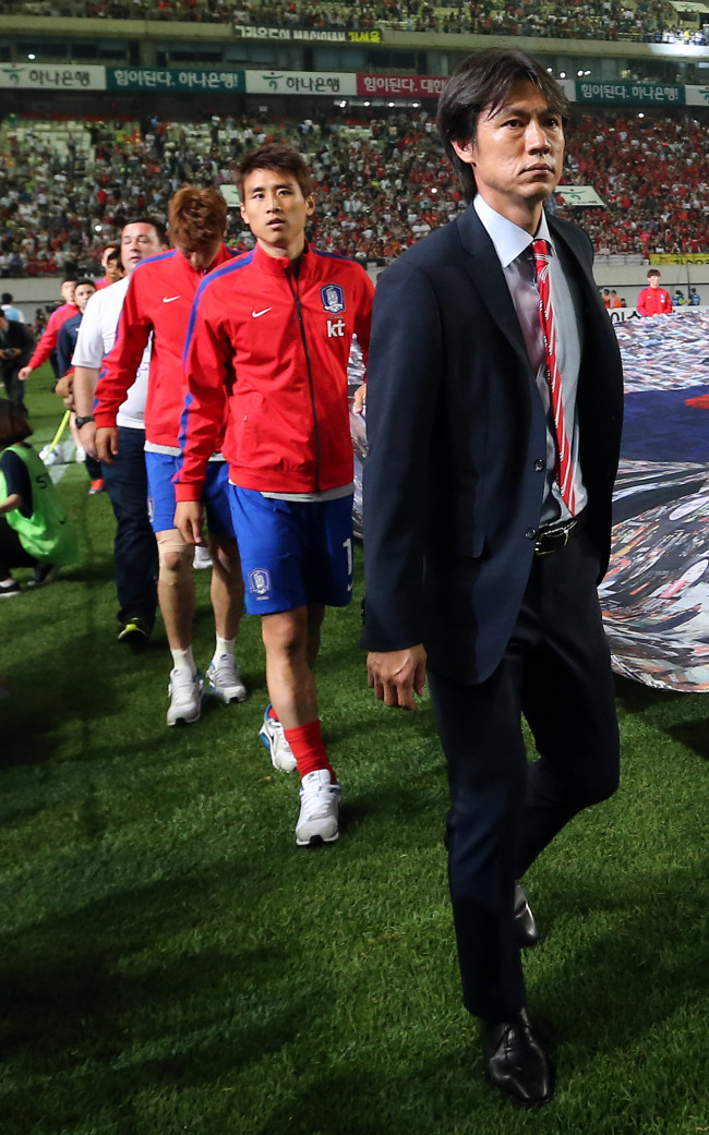 Korea head coach Hong Myung-bo and captain Koo Ja-cheol take part in the send-off ceremony on Wednesday night.   Yonhap