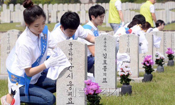 6월 호국의달을 앞두고 농협의 대학생 홍보대사인 ‘NH 영 서포터즈’와 농협임직원들이 29일 오전 서울 동작동 국립서울현충원을 찾아 헌화와 모역 정화활동을 펼치고 있다.