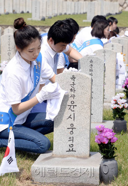 6월 호국의달을 앞두고 농협의 대학생 홍보대사인 ‘NH 영 서포터즈’와 농협임직원들이 29일 오전 서울 동작동 국립서울현충원을 찾아 헌화와 모역 정화활동을 펼치고 있다.