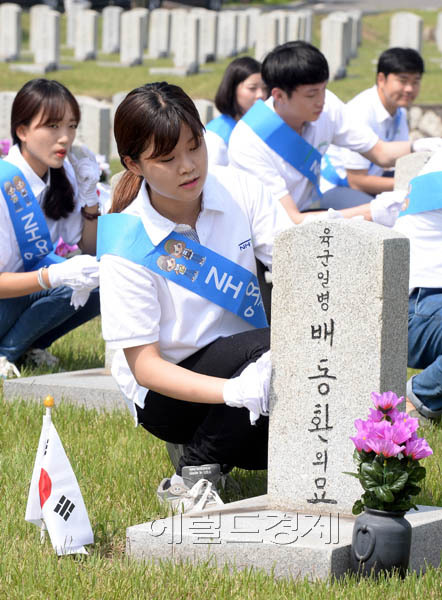 6월 호국의달을 앞두고 농협의 대학생 홍보대사인 ‘NH 영 서포터즈’와 농협임직원들이 29일 오전 서울 동작동 국립서울현충원을 찾아 헌화와 모역 정화활동을 펼치고 있다.
