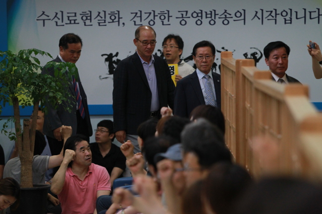 KBS 이사회가 길환영 사장의 해임제청안 표결 처리는 결론을 내리지 못하자, 양대 노조는 결국 총파업에 돌입했다. 사측의 입장은 완강하다. 양대 노조의 총파업은 “명백한 불법파업”으로 KBS는 조합원들에게“징계와 민형사상 등의 책임을 묻겠다”고 다시 한 번 강조했다.
KBS노동조합(1노조)과 언론노조 KBS본부(새노조)는 28일 이사회가 막바지로 향해갈 때 파업지침을 발표하며 양대노조의 ‘공동파업’의 선언, 29일 오전 5시부터 총파업에 돌입했다.