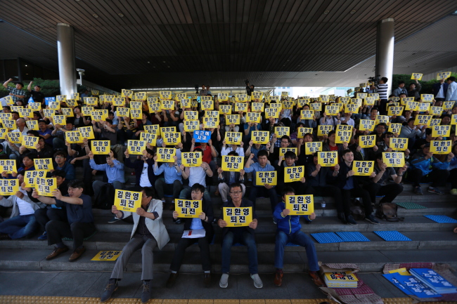 KBS 이사회가 길환영 사장의 해임제청안 표결 처리는 결론을 내리지 못하자, 양대 노조는 결국 총파업에 돌입했다. 사측의 입장은 완강하다. 양대 노조의 총파업은 “명백한 불법파업”으로 KBS는 조합원들에게“징계와 민형사상 등의 책임을 묻겠다”고 다시 한 번 강조했다.
KBS노동조합(1노조)과 언론노조 KBS본부(새노조)는 28일 이사회가 막바지로 향해갈 때 파업지침을 발표하며 양대노조의 ‘공동파업’의 선언, 29일 오전 5시부터 총파업에 돌입했다.