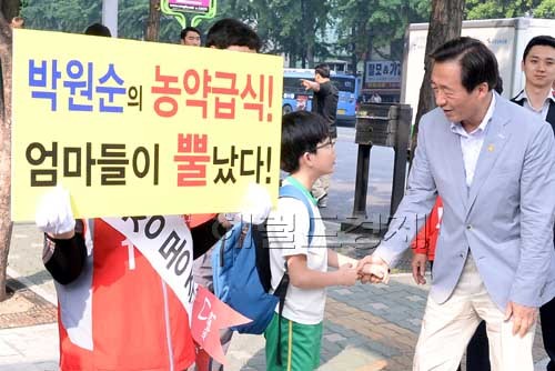 정몽준새누리당 서울시장후보가 29일 오전 서울 서대문구 미동초등학교 급식실을 방문해 식재료 검수과정을 살펴보기에 앞서 등교하는 학생과 이야기를 하고 있다.
정 후보는 이날 전날 박원순 후보 측이 납품 식재료에서 잔류농약이 검출됐을 가능성을 인정하면서도 ‘감사보고서에 각주로 표기돼 경미하다고 봤다’고 해명한데 대해 “궤변 내지 억지 거짓말”이라고 말했다.