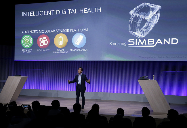 Sohn Young-kwon, president and chief strategy officer of Samsung Electronics, speaks in San Francisco on Wednesday.   AP-Yonhap