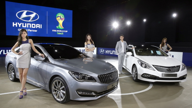 Hyundai Motor’s new AG luxury sedan (left) and diesel-powered Grandeur.   Hyundai Motor