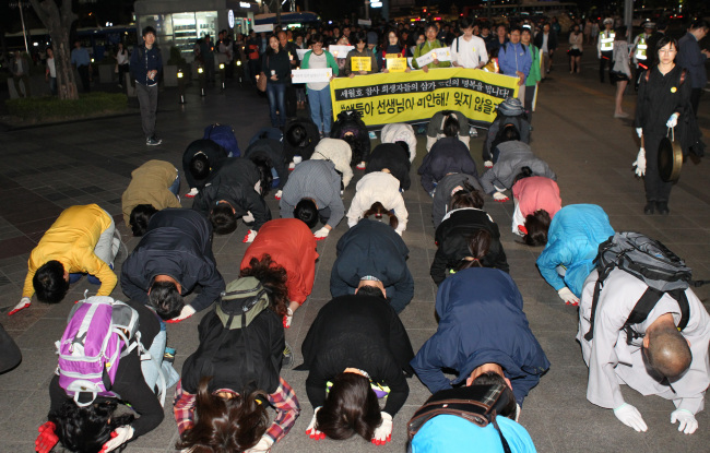 Members of the Korean Teachers and Education Workers Union and other civic groups hold a performance on May 14 in memory of those who died in the sinking of the ferry Sewol in Seoul.   Yonhap
