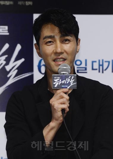 차승원(영화배우/모델/YG엔터테인먼트)
영화 ‘하이힐’(장진 감독, 장차 제작)의 언론시사회가 30일 오전 서울 광진구 롯데시네마 건대입구점에서 열린 가운데 배우 차승원이 기자회견장으로 이동하고 있다.