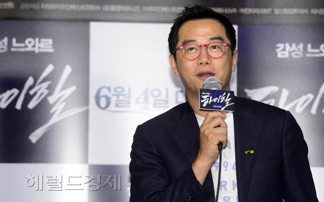 장진(영화감독/연극인/필름있수다대표)
영화 ‘하이힐’(장진 감독, 장차 제작)의 언론시사회가 30일 오전 서울 광진구 롯데시네마 건대입구점에서 열린 가운데 장진 감독이 기자들의 질문에 답하고 있다.