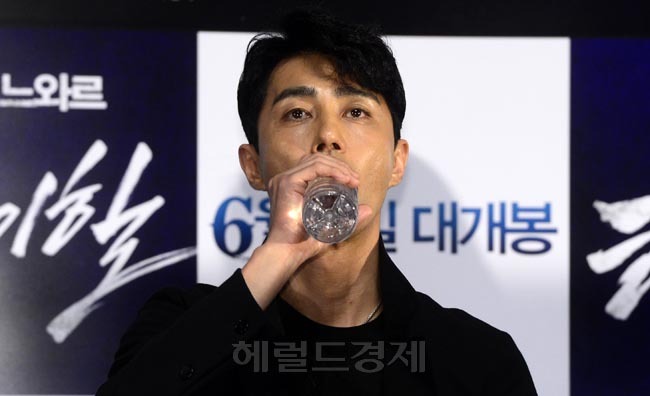 차승원(영화배우/모델/YG엔터테인먼트)
영화 ‘하이힐’(장진 감독, 장차 제작)의 언론시사회가 30일 오전 서울 광진구 롯데시네마 건대입구점에서 열린 가운데 주연배우 차승원이 기자들의 질문에 답하고 있다.