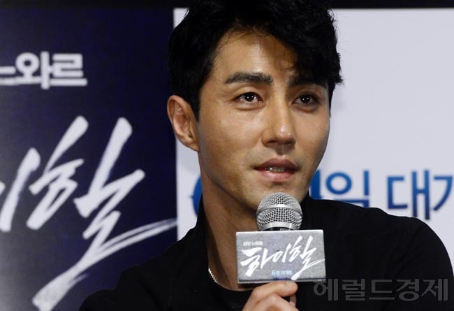 차승원(영화배우/모델/YG엔터테인먼트)
영화 ‘하이힐’(장진 감독, 장차 제작)의 언론시사회가 30일 오전 서울 광진구 롯데시네마 건대입구점에서 열린 가운데 주연배우 차승원이 기자들의 질문에 답하고 있다.