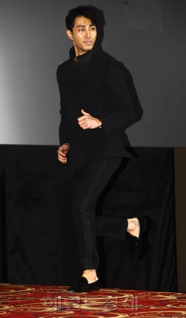차승원(영화배우/모델/YG엔터테인먼트)
영화 ‘하이힐’(장진 감독, 장차 제작)의 언론시사회가 30일 오전 서울 광진구 롯데시네마 건대입구점에서 열린 가운데 주연배우 차승원이 포토타임을 위해 급히 뛰어 오고 있다.