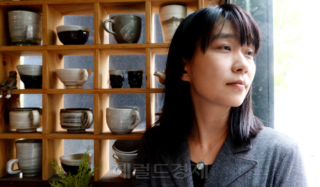 소설가 한강 인터뷰. 박현구 기자phko@heraldcorp.com 2014.05.19
소설가 한강 인터뷰. 박현구 기자phko@heraldcorp.com 2014.05.19