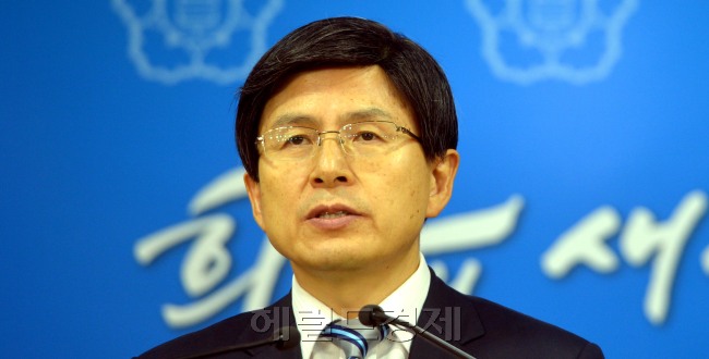 황교안 법무부 장관이 5일 오전 서울 세종로 정부 서울청사에서  통합진보당에 대한 정당해산 심판 청구안 국무회의 통과에 관한 발표를 하고 있다.<br />김명섭 기자 msiron@heraldcorp.com