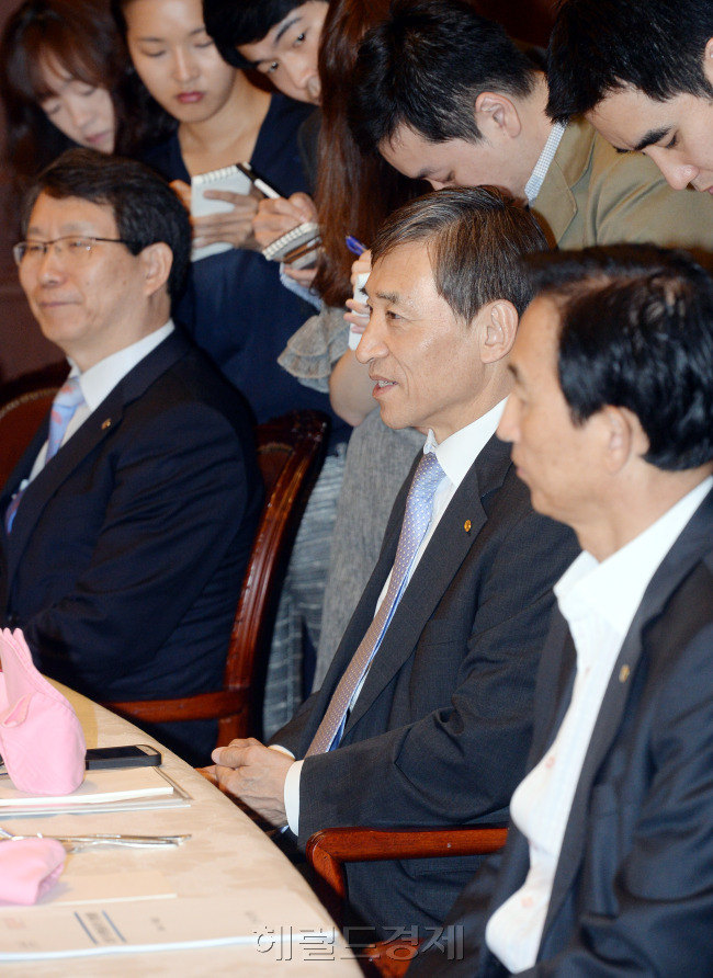 30일 오전 서울 중구 한국은행에서 열린 비은행금융협회장 협의회에 참석한 이주열(왼쪽 두번째) 한국은행 총재가  모두 발언을 하고 있다./안훈 기자 rosedale@ 2014.05.30
30일 오전 서울 중구 한국은행에서 열린 비은행금융협회장 협의회에 참석한 이주열(왼쪽 두번째) 한국은행 총재가  모두 발언을 하고 있다./안훈 기자 rosedale@ 2014.05.30
30일 오전 서울 중구 한국은행에서 열린 비은행금융협회장 협의회에 참석한 이주열(왼쪽 두번째) 한국은행 총재가  모두 발언을 하고 있다./안훈 기자 rosedale@ 2014.05.30
30일 오전 서울 중구 한국은행에서 열린 비은행금융협회장 협의회에 참석한 이주열(왼쪽 두번째) 한국은행 총재가  모두 발언을 하고 있다./안훈 기자 rosedale@ 2014.05.30
30일 오전 서울 중구 한국은행에서 열린 비은행금융협회장 협의회에 참석한 이주열(왼쪽 두번째) 한국은행 총재가  모두 발언을 하고 있다./안훈 기자 rosedale@ 2014.05.30