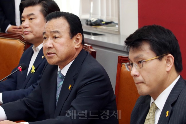 이완구(가운데) 새누리당 원내대표가 30일 오전 국회에서 열린 비상대책위원회에서 모두발언을 하고 있다.이길동기자.gdlee@heraldcorp.com
이완구(가운데) 새누리당 원내대표가 30일 오전 국회에서 열린 비상대책위원회에서 모두발언을 하고 있다.이길동기자.gdlee@heraldcorp.com