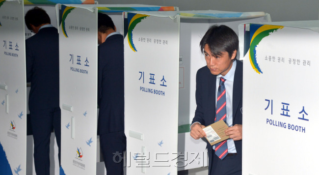 월드컵 축구 국가대표팀이 30일 오전 인천공항에서 출국에 앞서 6.4지방선거 사전 투표를 하고 있다.김명섭 기자 msiron@heraldcorp.com
월드컵 축구 국가대표팀이 30일 오전 인천공항에서 출국에 앞서 6.4지방선거 사전 투표를 하고 있다.김명섭 기자 msiron@heraldcorp.com
우리나라 축구대표팀 홍명보(오른쪽) 감독이 6ㆍ4 지방선거에서 전국 단위로는 처음 시행되는 사전투표제에 참가해 기표하고 투표함으로 향하고 있다. 홍 감독은 30일 브라질 월드컵 마지막 전지훈련지인 미국 마이애미로 떠나기 앞서 인천국제공항에 마련된 사전투표소에서 투표했다.  김명섭 기자/msiron@