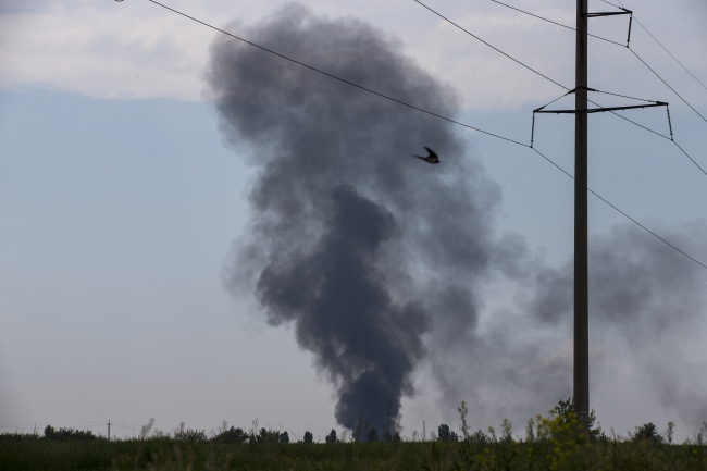 Black smoke rises from a shot-down Ukrainian army helicopter outside Slovyansk, Ukraine, Thursday.   AP-Yonhap
