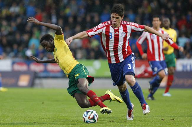 Cameroon’s midfielder Edgar Salli (left) vies for the ball with Paraguay’s defender Danilo Ortiz at the Kufstein Arena Stadium in Kufstein, Austria, Thursday   AFP-Yonhap