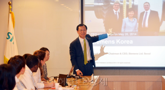 지멘스 코리아 김종갑 회장<br />김명섭 기자 msiron@heraldcorp.com
지멘스 코리아 김종갑 회장
김명섭 기자 msiron@heraldcorp.com