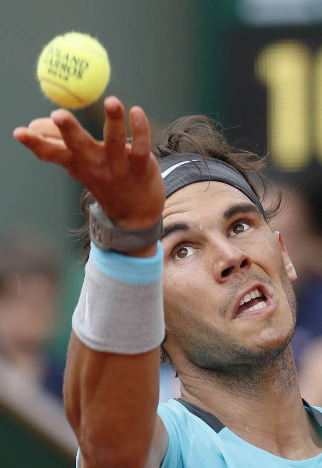 Rafael Nadal serves to Dominic Thiem at the Roland Garros Stadium in Paris on Thursday.   AFP-Yonhap