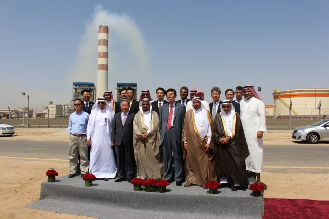 Saudi Deputy Minister for Electricity Saleh Bin Hussein Al Awaji (first from right, front row), KEPCO CEO Cho Hwan-ik (third from right, front row) and other VIPs pose during a ceremony to celebrate the completion of a 1,204 megawatt thermal power plant capacity in Rabigh, Saudi Arabia, Thursday.    KEPCO