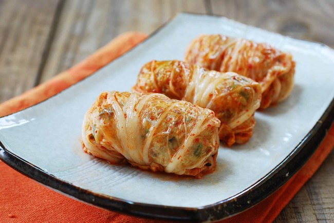Kimchi Ssambap (kimchi-wrapped rice rolls) (Korean Bapsang)