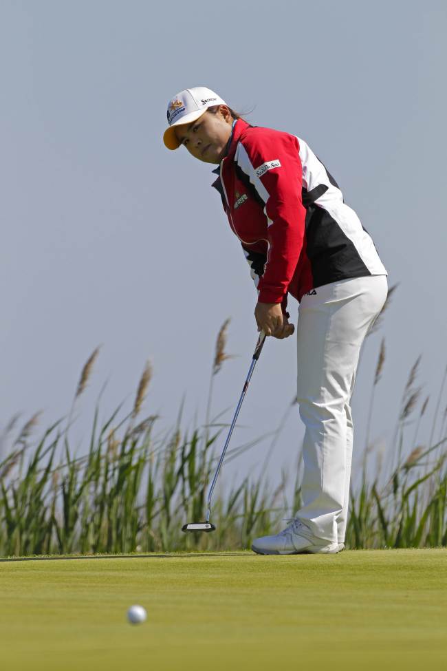 Korea’s Park In-bee putts for a birdie on the second hole on Saturday.   AFP-Yonhap