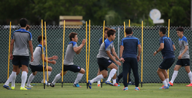 The Korean national soccer team trains in Miami on Saturday.   Yonhap