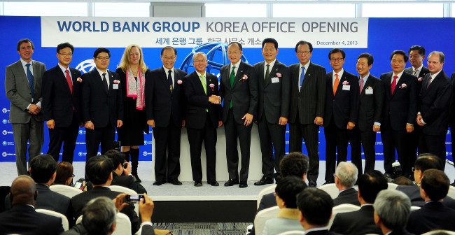 Finance Minister Hyun Oh-seok (sixth from left) and Jim Yong Kim, president of the World Bank Group, pose with other officials at the opening ceremony of the U.N. institution in Songdo, Incheon, in December 2013.   IFEZ