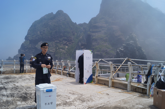 Members of the police unit stationed on Korea’s easternmost Dokdo islets cast their ballots for the June 4 local elections in absentee voting carried out on Saturday.   Yonhap