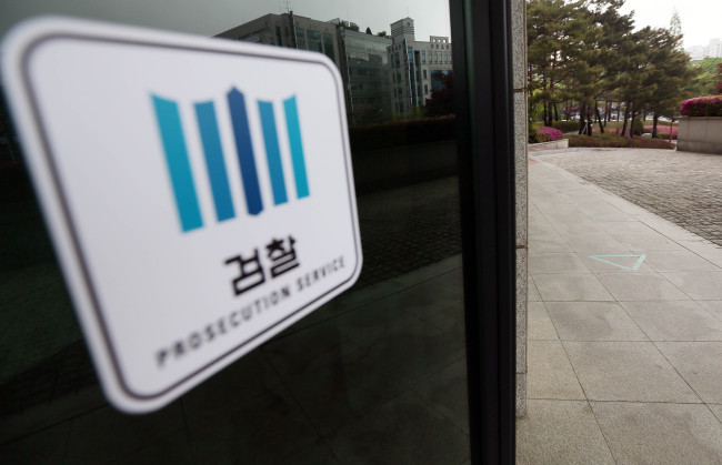 <YONHAP PHOTO-0806> 유병언 차남 최후통첩에도 불응…檢, 강제송환 착수 (인천=연합뉴스) 윤태현 기자 = 유병언 전 세모그룹 회장의 차남 혁기씨와 측근들이 검찰의 3차 소환에도 불응한 가운데 8일 오전 인천시 남구 인천지방검찰청 청사 앞바닥에 검찰 소환자 취재를 위한 지점 표시가 돼 있다. 검찰은 이들이 끝내 출석을 거부하자 강제송환 절차에 들어가는 한편 유 전 회장을 먼저 소환해 사법처리하는 방안을 검토 중이다. 2014.5.8 tomatoyoon@yna.co.kr/2014-05-08 12:39:34/ <저작권자 ⓒ 1980-2014 ㈜연합뉴스. 무단 전재 재배포 금지.>