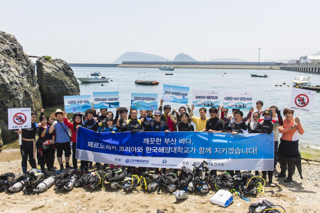페르노리카코리아는 31일 한국해양대를 후원, 부산 백운포 연안에서 깨끗한 부산 바다를 만들기 위한 수중 정화 활동을 펼쳤다고 2일 밝혔다. 한국해양대학교는 부산 백운포 연안을 시작으로, 해운대 해수욕장, 한국해양대 연안, 송도 해수욕장 등 오는 7월 12일까지 매주 토요일마다 수중 정화 활동을 펼친다는 계획이다.