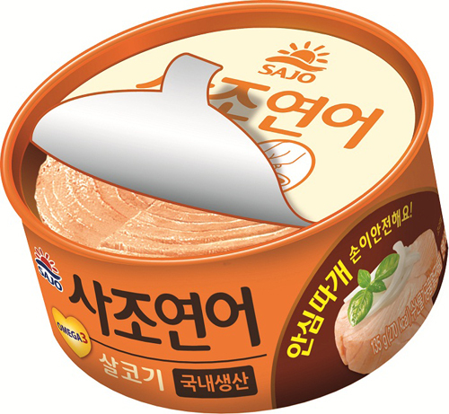 사조해표는 지난해 12월 국내 연어캔 제품 최초로 ‘안심따개’ 방식을 적용한 ‘사조연어캔’을 출시했다. ‘안심따개’는 기존의 강철 뚜껑을 제작된 원터치캔 대신 가볍게 벗겨내는 방식의 알루미늄 호일을 사용해 안전성을 강화했다.