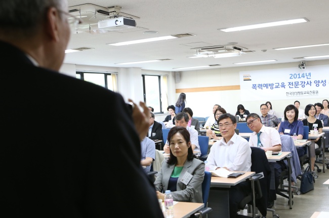 오피니언 리더를 대상으로 한 폭력예방교육 전문강사 양성 특별과정 1기 강연에 참석한 조윤선(앞에서 네번째 줄) 여가부 장관이 조벽 동국대 석좌교수의 강의를 열심히 듣고 있다.