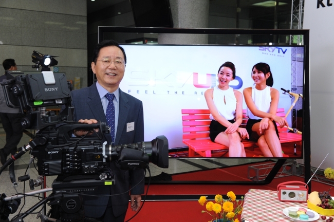 이남기<왼쪽> 케이티스카이라이프 사장이 2일 국내 최초 전국 단위 UHD(초고화질) 방송 ‘SkyUHD’ 개국 및 방송 시작을 선언하고 있다.  [사진제공=스카이라이프]