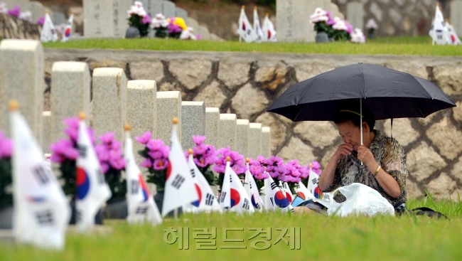 현충일을 앞두고 2일 오전 서울 동작국 국립서울현충원을 찾은 한 유가족이 참배를 하고 있다.<br />김명섭 기자 msiron@heraldcorp.com
현충일을 앞두고 2일 오전 서울 동작국 국립서울현충원을 찾은 한 유가족이 참배를 하고 있다.
김명섭 기자 msiron@heraldcorp.com
