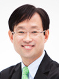 김상헌(기업인/변호사/네이버대표이사사장/한국인터넷기업협회회장)
“이제 네이버가 1위가 아닐 수도 있다. 여러 지표에 따라 차이가 있지만 ‘라인’을 빼고 본다면 다음카카오가 1등 회사가 될 수도 있다.”