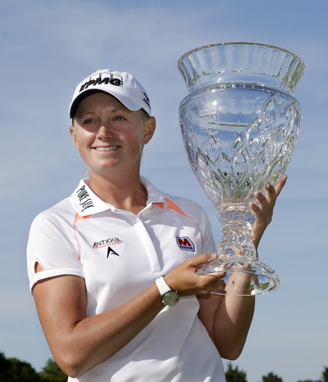Stacy Lewis poses with the winner’s trophy on Sunday.   AP-Yonhap
